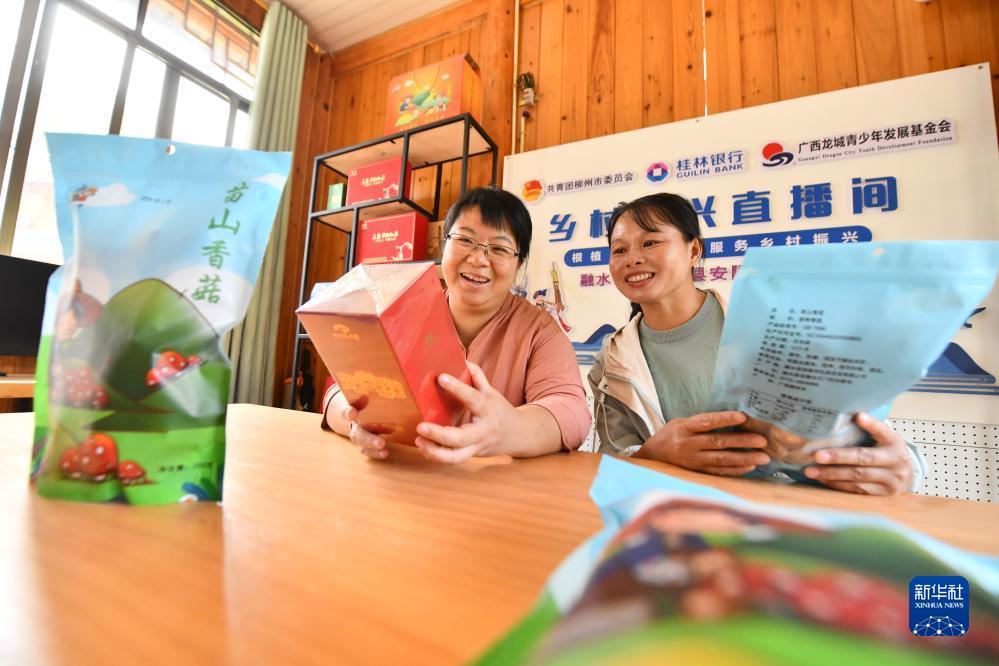 　　杨宁（左）和同事在乡村振兴直播间准备直播工作（10月8日摄）。新华社记者 黄孝邦 摄