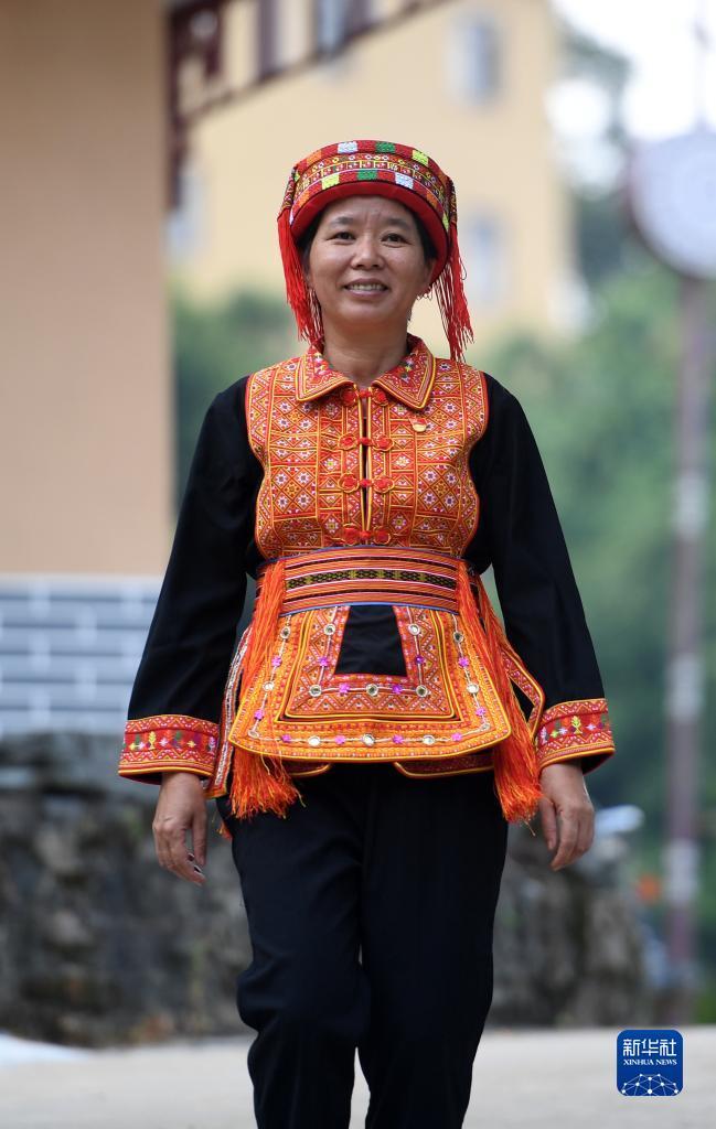 　在广西苍梧县六堡镇山坪村，祝雪兰走在村道上（2022年9月22日摄）。新华社记者 陆波岸 摄