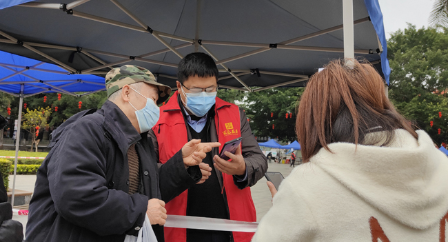 引导群众扫码登记