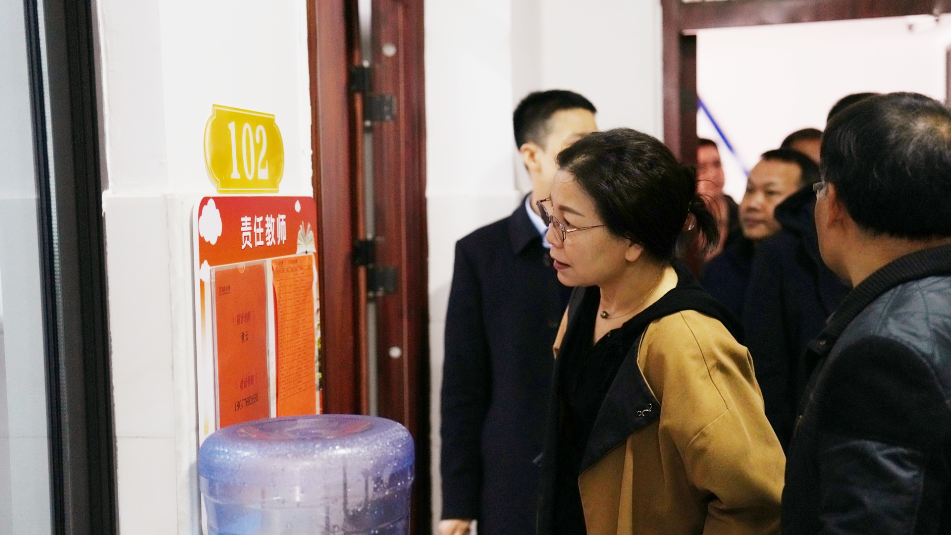 考察组到龙景三小校区托管楼实地参观2_副本