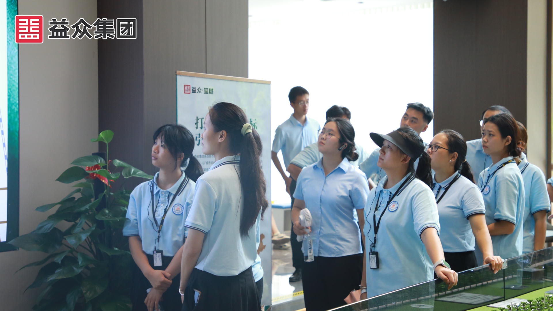 参观益众·玺樾营销中心 (1)