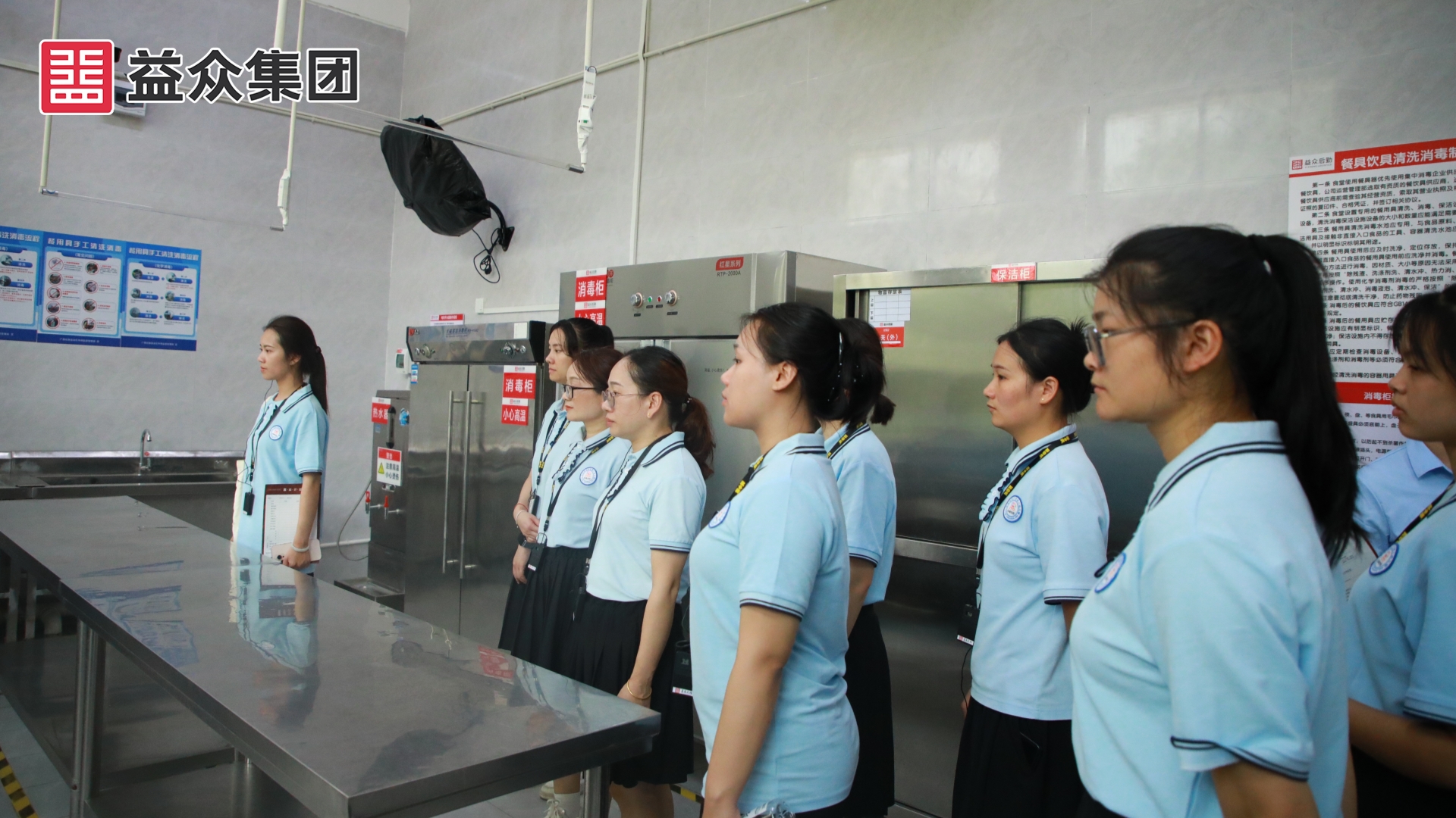 参观益众托管滨江小学校区厨房 (1)