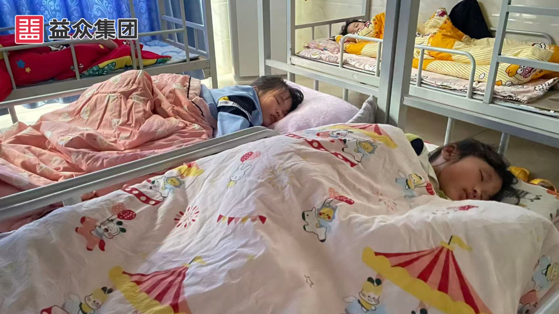 午休秩序井然，学生安然入睡1_副本