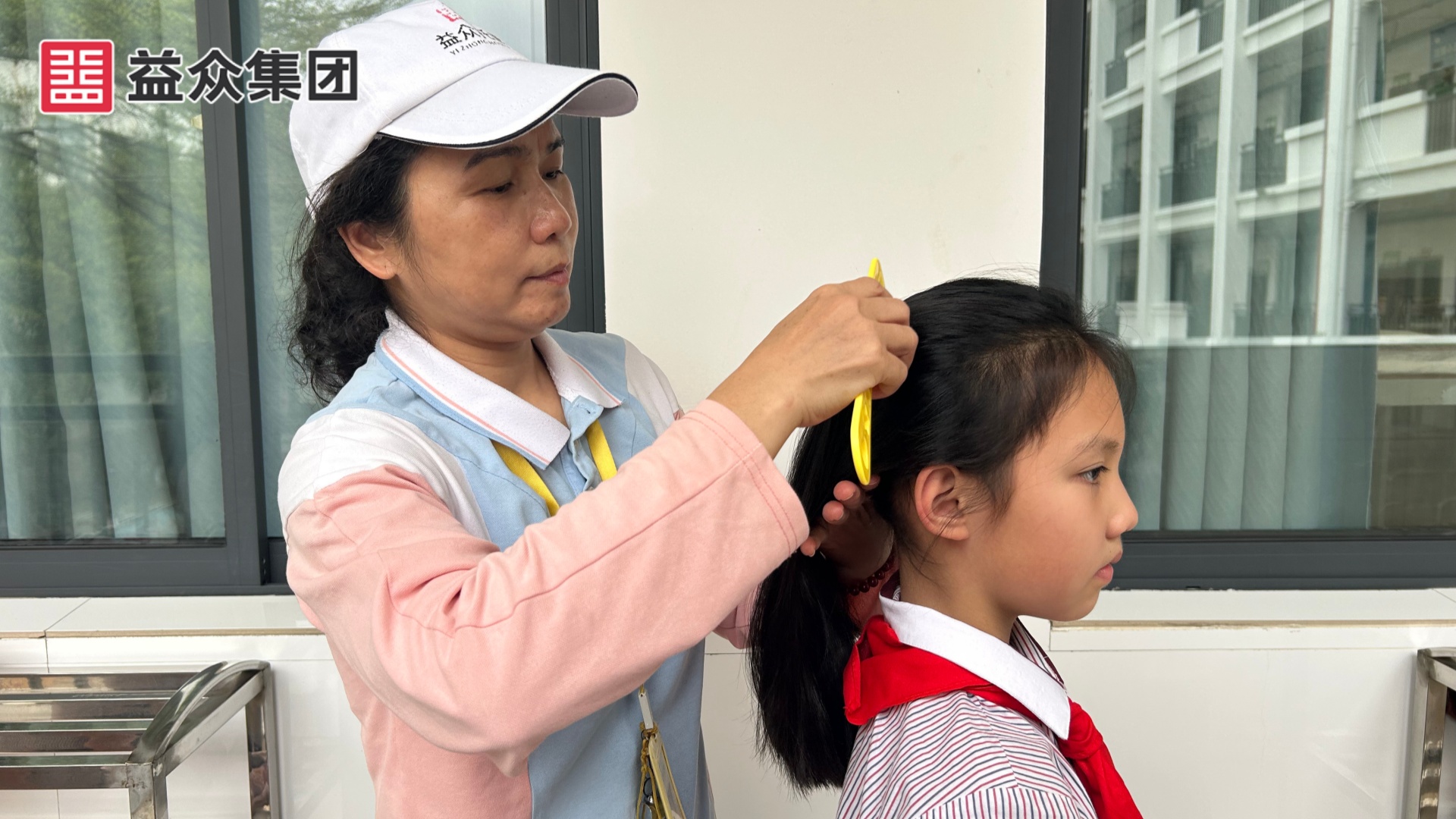 托管老师帮孩子梳理头发1_副本